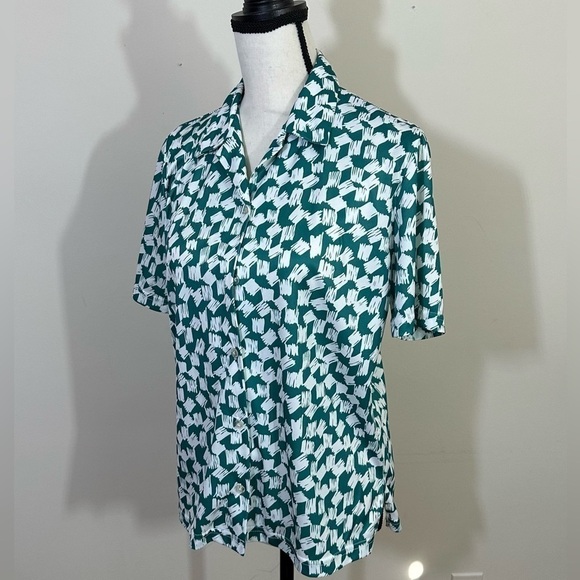 Vicki. Wayne’s sz 10 silky feel blouse. White with a small green print - Picture 3 of 9